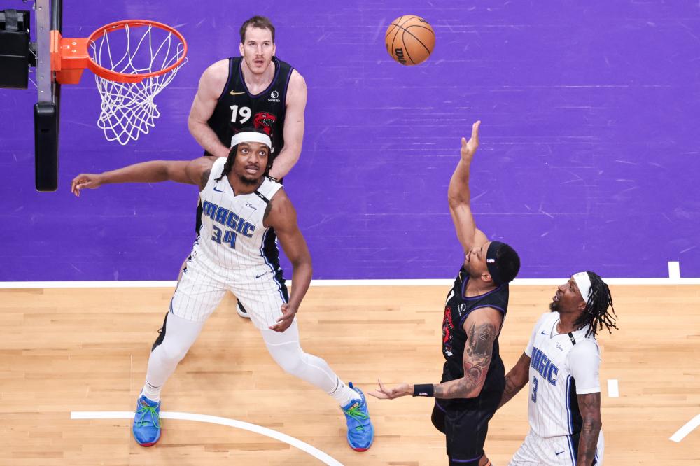 赛后接受采 赛后接受采